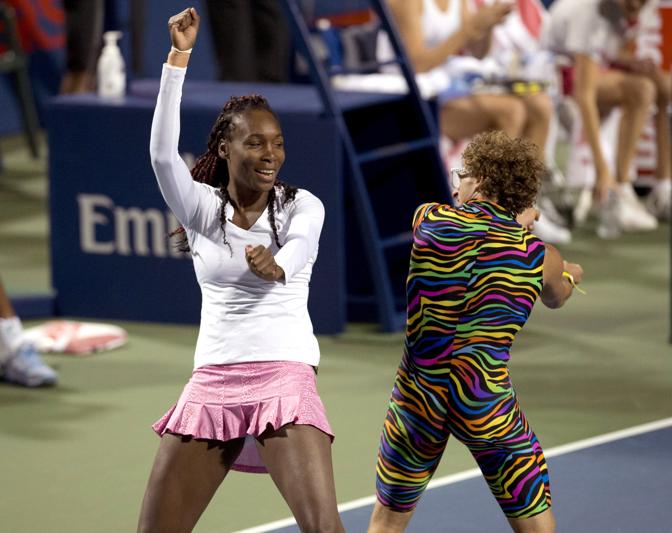 Venus Williams torna in campo a Toronto  e per festeggiare si esibisce in una danza sfrenata nell'evento di apertura dell'importante Rogers Cup, torno Premier femminile con tutte le migliori giocatrici al mondo, fatta eccezione per Maria Sharapova, ancora dolorante all'anca. Ap